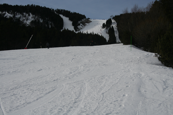 Easy terrain in the front and a difficult slope at the back. © SkiReviewer
