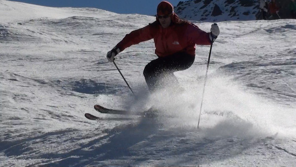 The author enjoying an easy bump line. © SkiReviewer